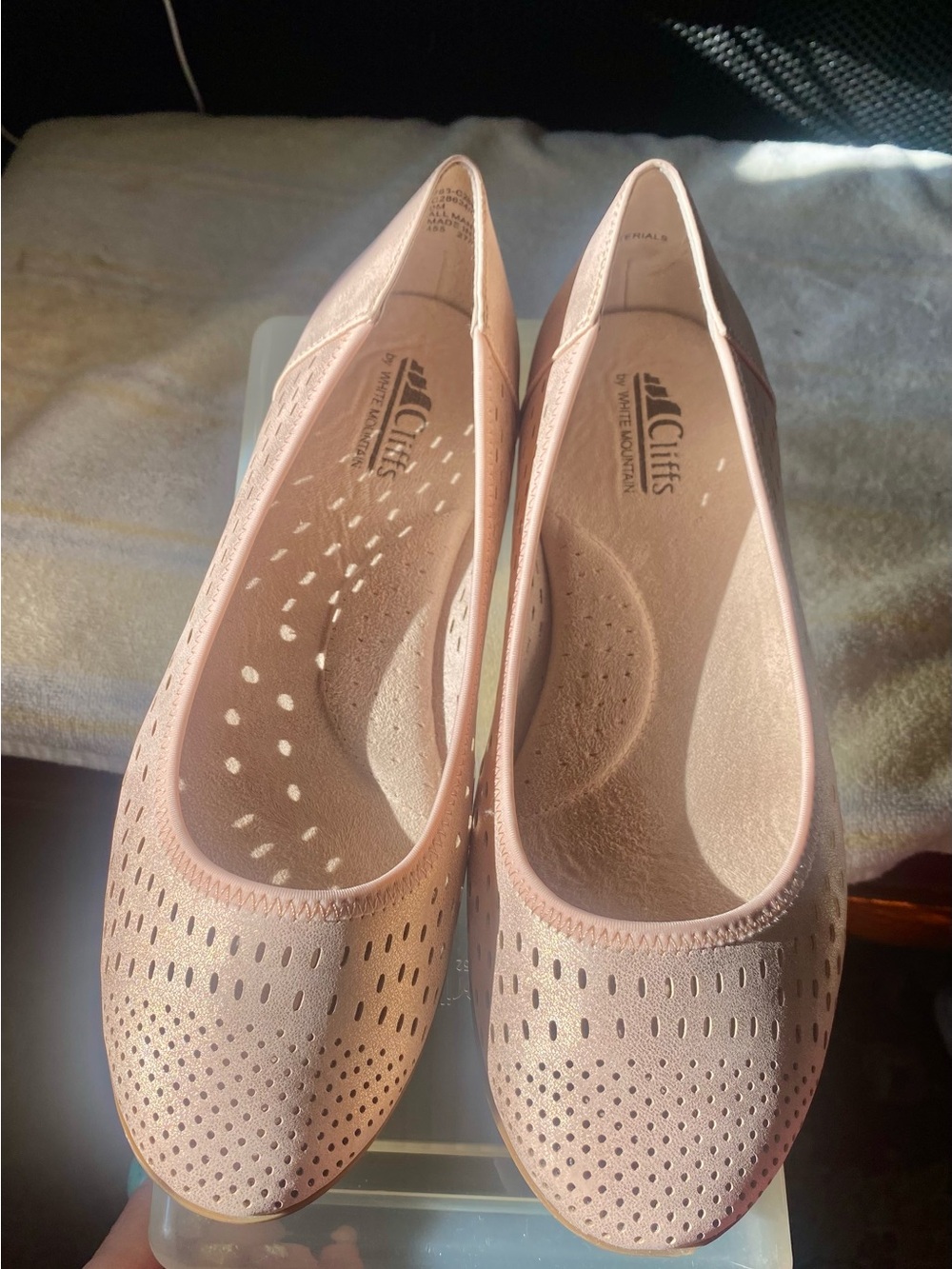 Stylish pink metallic flats very cushioned suede like footbed with arch support